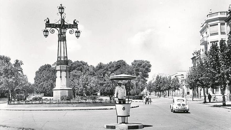 La Farola que ilumina y llena de luz la plaza de la Independencia