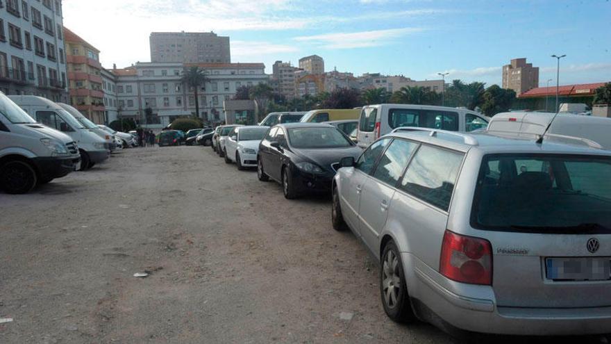 Vehículos aparcados en las parcelas de Defensa, en A Maestranza.