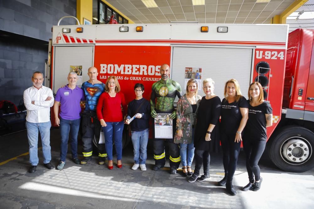 Los bomberos presentan su calendario solidario cual superhéroes