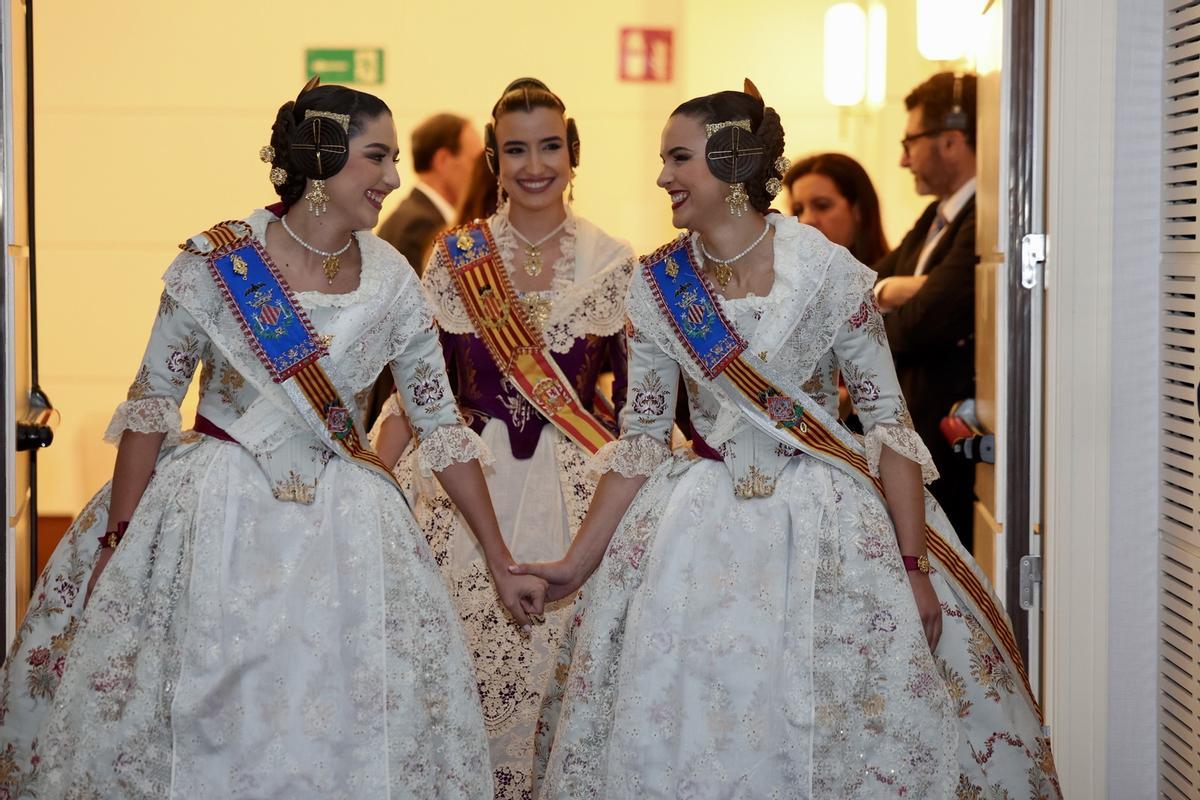 Paula Castell y Vega Archer, las falleras de la Federación de Primera A, antes de salir antes que Carmen Prades
