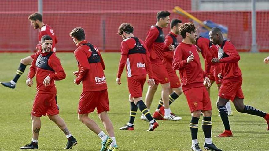 Aridai Cabrera (izquierda) observa a Abdón Prats durante un entrenamiento dirigido por Moreno el pasado miércoles.