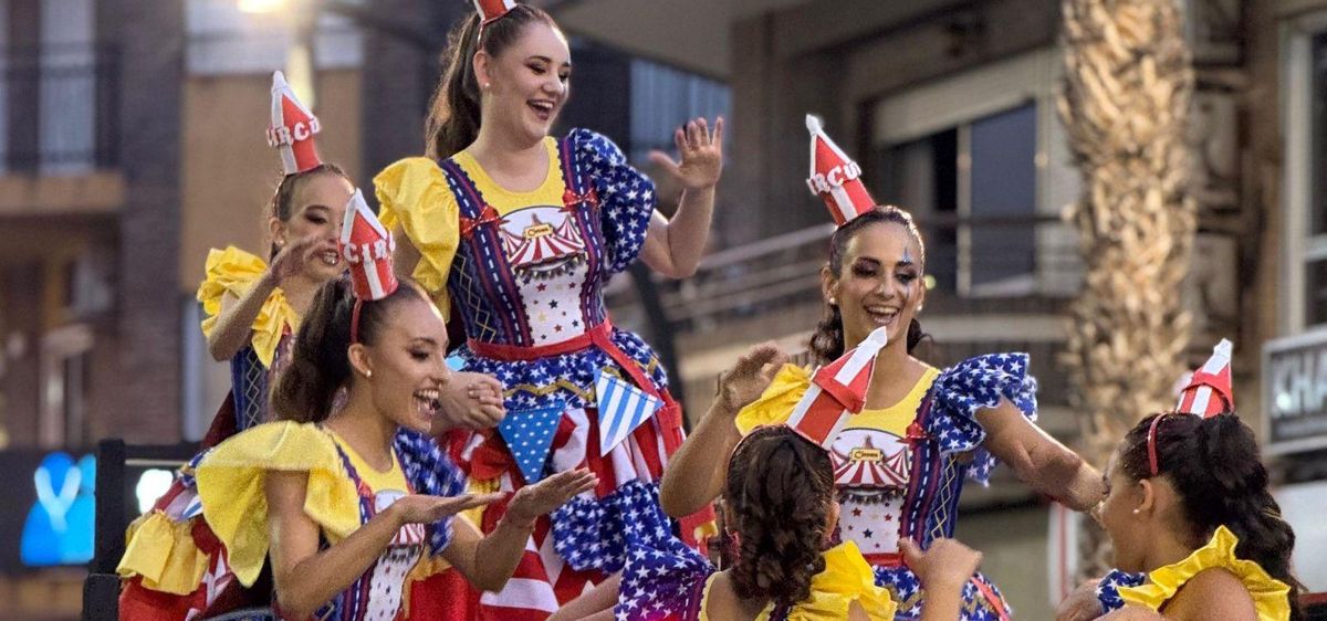 Las Belleas del Foc junto a sus damas de honor en un momento del desfile del ninot, ayer sábado. | INFORMACIÓN