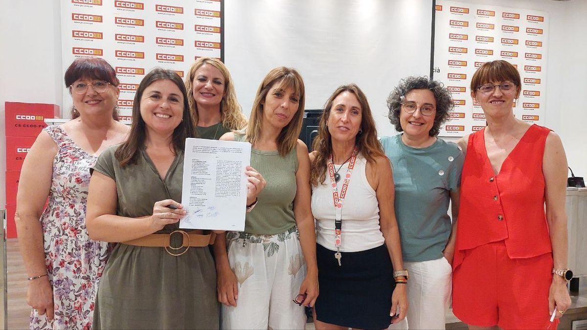 Representantes de CCOO en la firma del convenio