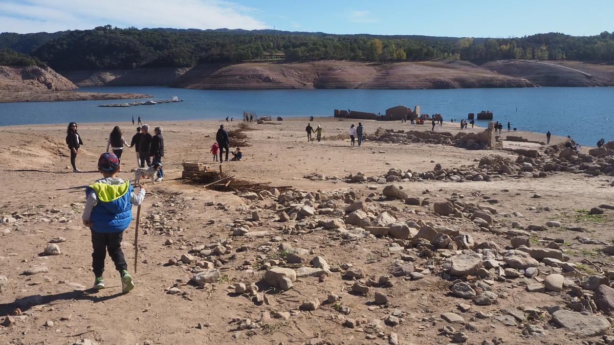 Turismo de sequía en el pantano de Sau