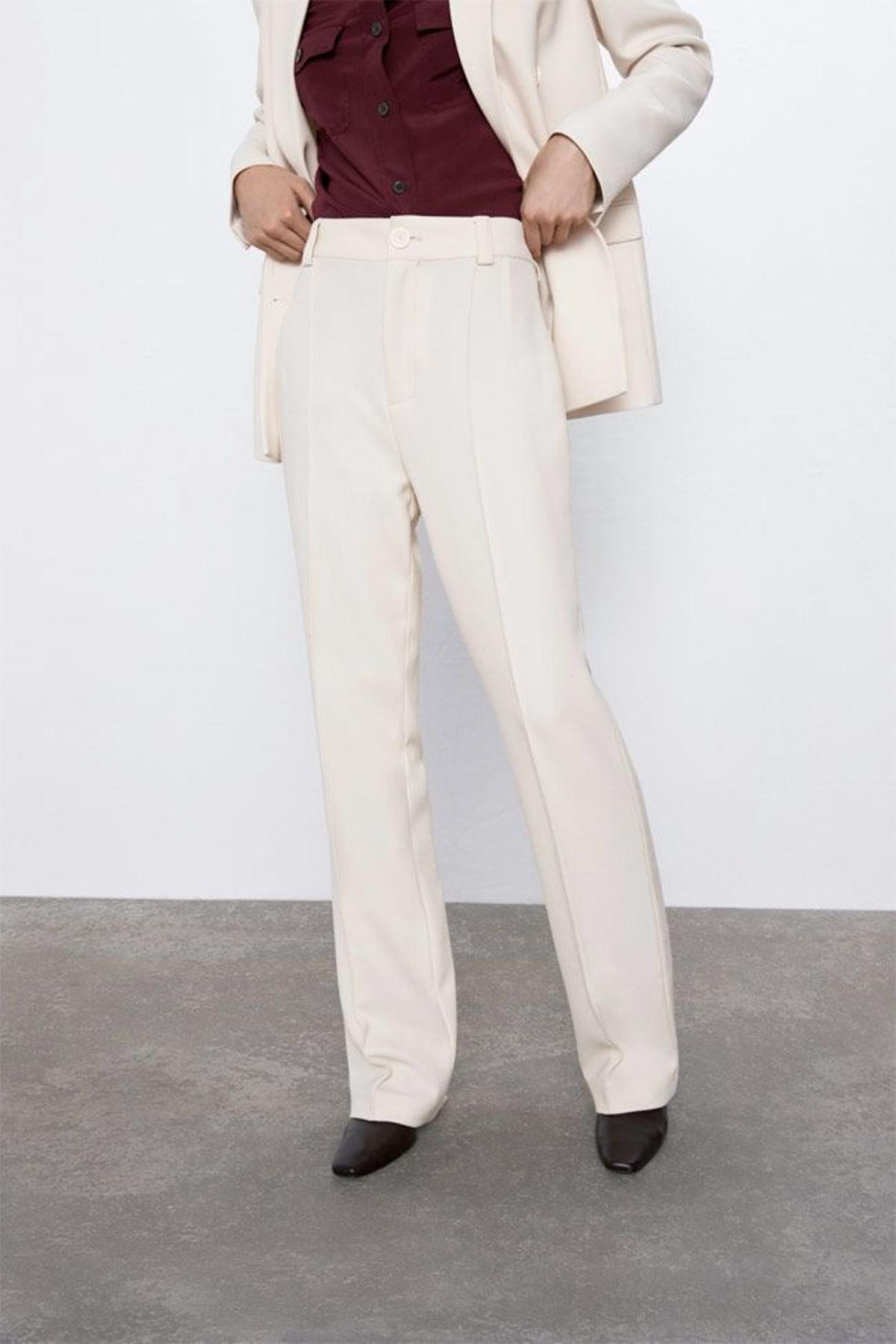 Pantalón blanco con costura delantera, de Zara