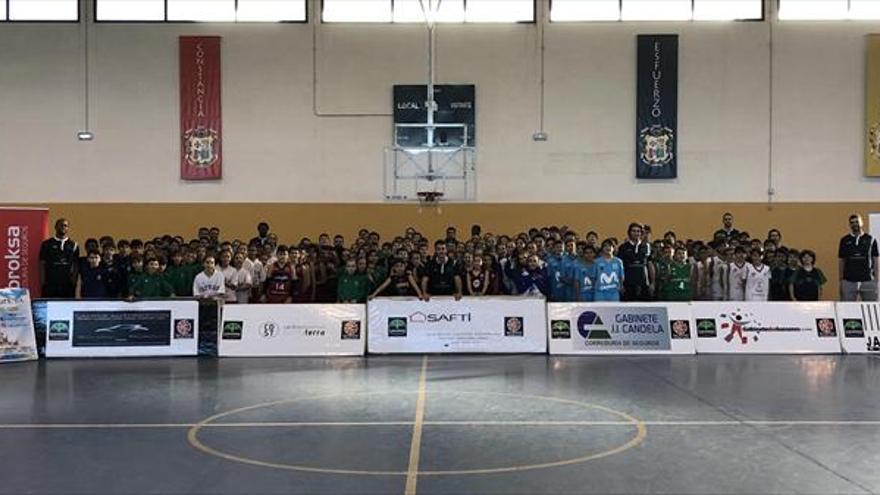 Buen nivel en el primer torneo navideño de minibasket en Cáceres