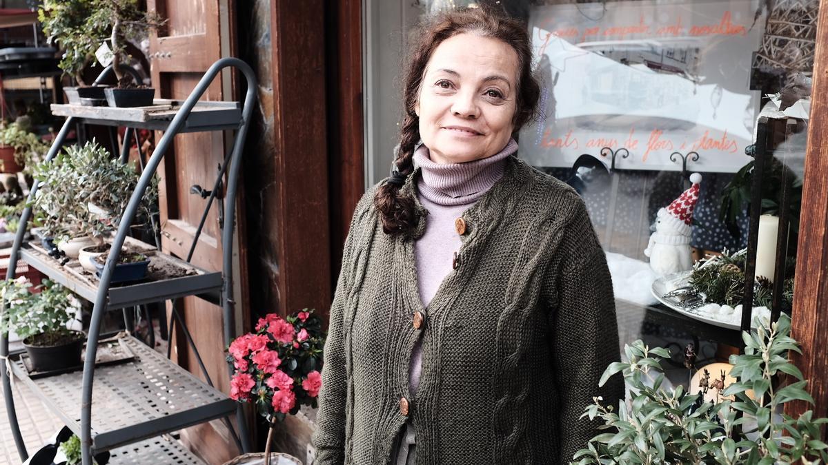 Àngels Guerrero, davant de l'aparador de Brunea, ja gairebé buit, ahir