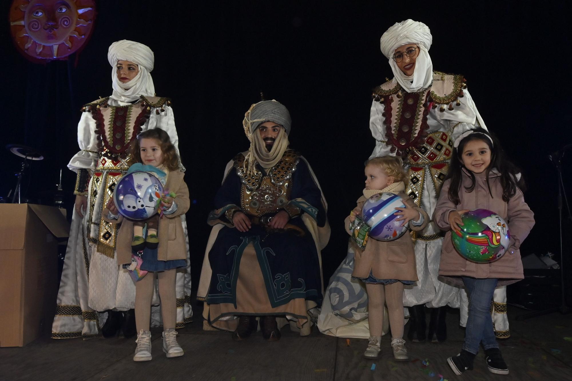 Los peques de Castelló entregan al Cartero Real las misivas con sus deseos. Encuentra tu foto.