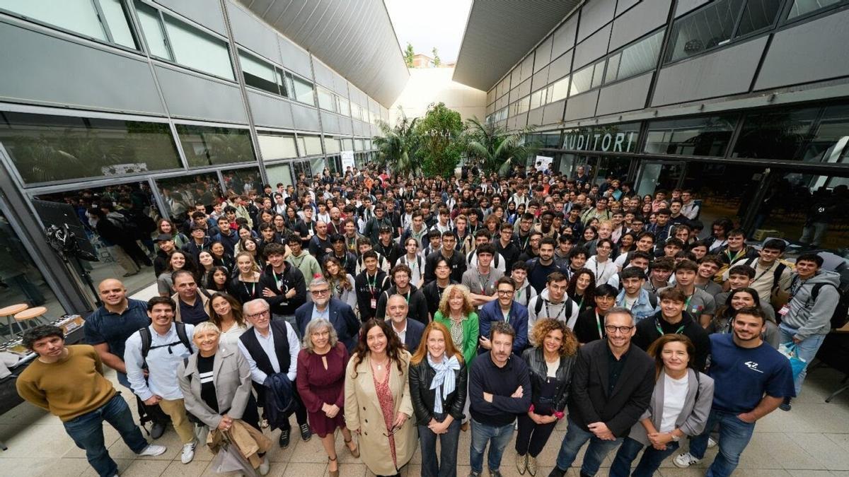 Estudiantes participan en la hackathon interuniversitaria.