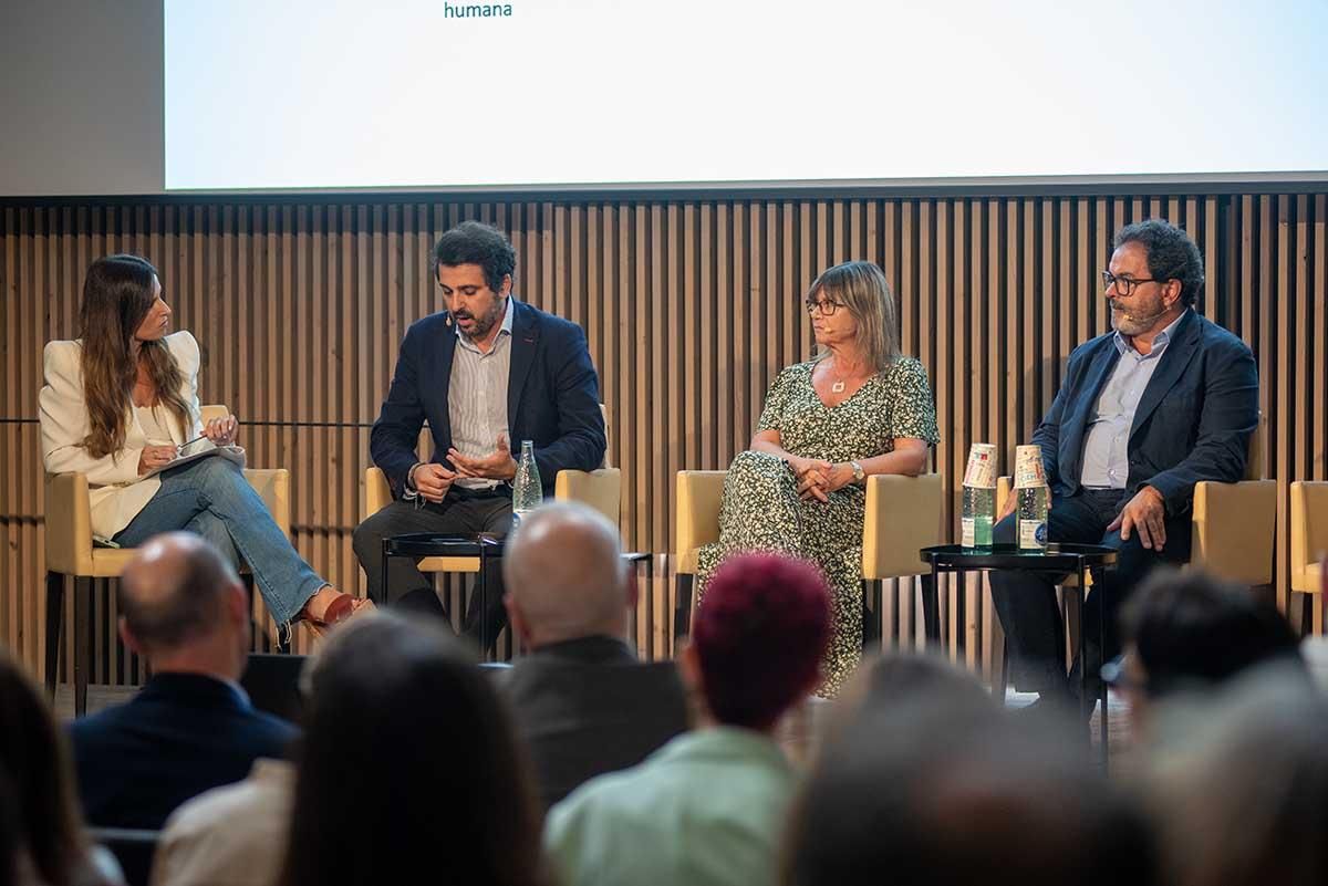 La moderadora del primer debate, junto a los participantes: Antonio López, jefe de la Unidad de Apoyo a Dirección de la AEMPS y coordinador del PRAN en salud humana; Maite Martín, doctora en Veterinaria por la UAB y presidenta de la Plataforma One Health y Juan Pablo Horcajada, jefe de Servicio de Enfermedades Infecciosas del Hospital del Mar