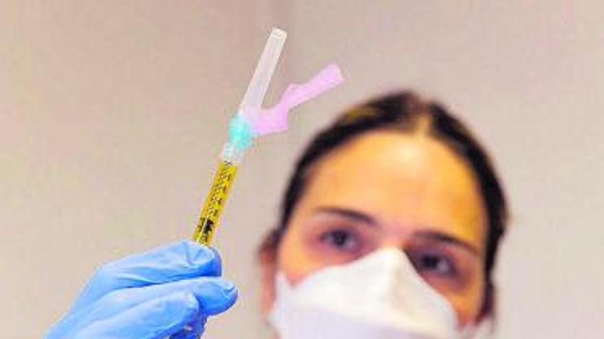 Una enfermera con la vacuna de Janssen en la Clínica Universidad de Navarra, en la que se hicieron ensayos de la misma. |  // C.U.N.
