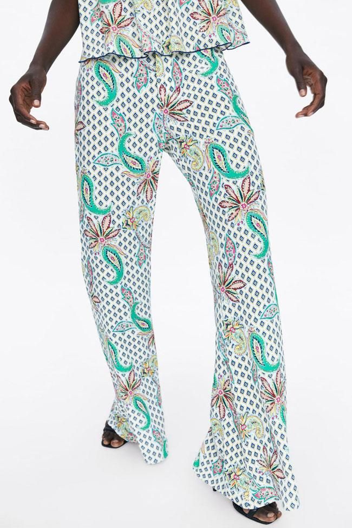 Pantalón 'flare' y de tiro alto de Zara
