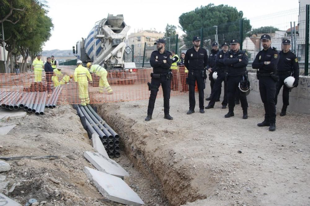 Una nueva zanja en las obras del AVE vuelve a reunir a los vecinos en las vías