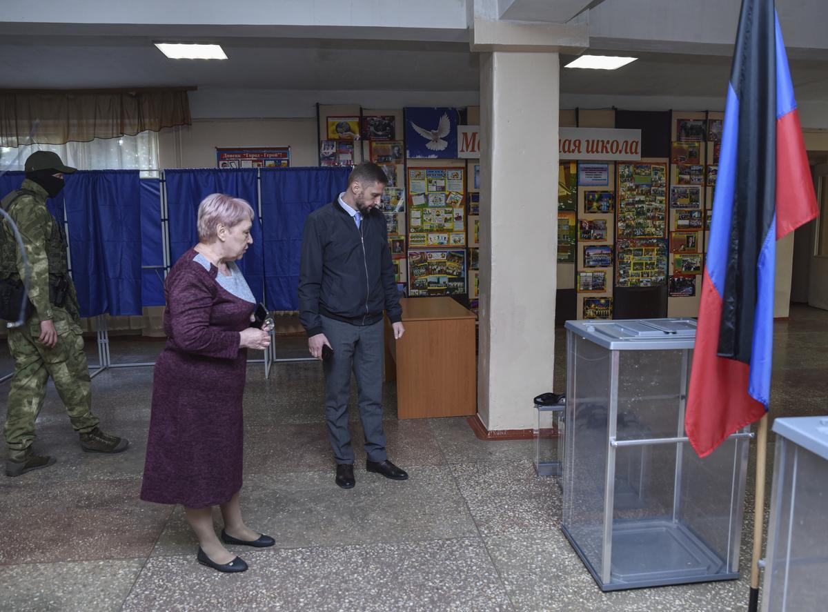 Donetsk (Ukraine), 22/09/2022.- Chairman of the Central Election Commission of the self-proclaimed Donetsk People’s Republic Vladimir Vysotsky (R) checks a polling station during preparations for a referendum to join the Russian Federation in Donetsk, Ukraine, 22 September 2022. The parliaments of the self-proclaimed Luhansk and Donetsk Peoples Republics as well as the military-civilian administrations controlled by Russia of the Kherson and Zaporizhzhia regions decided to hold referendums on the future of these territories. On 24 February 2022 Russian troops entered the Ukrainian territory in what the Russian president declared a ’Special Military Operation’, starting an armed conflict that has provoked destruction and a humanitarian crisis. (Rusia, Ucrania) EFE/EPA/ALESSANDRO GUERRA
