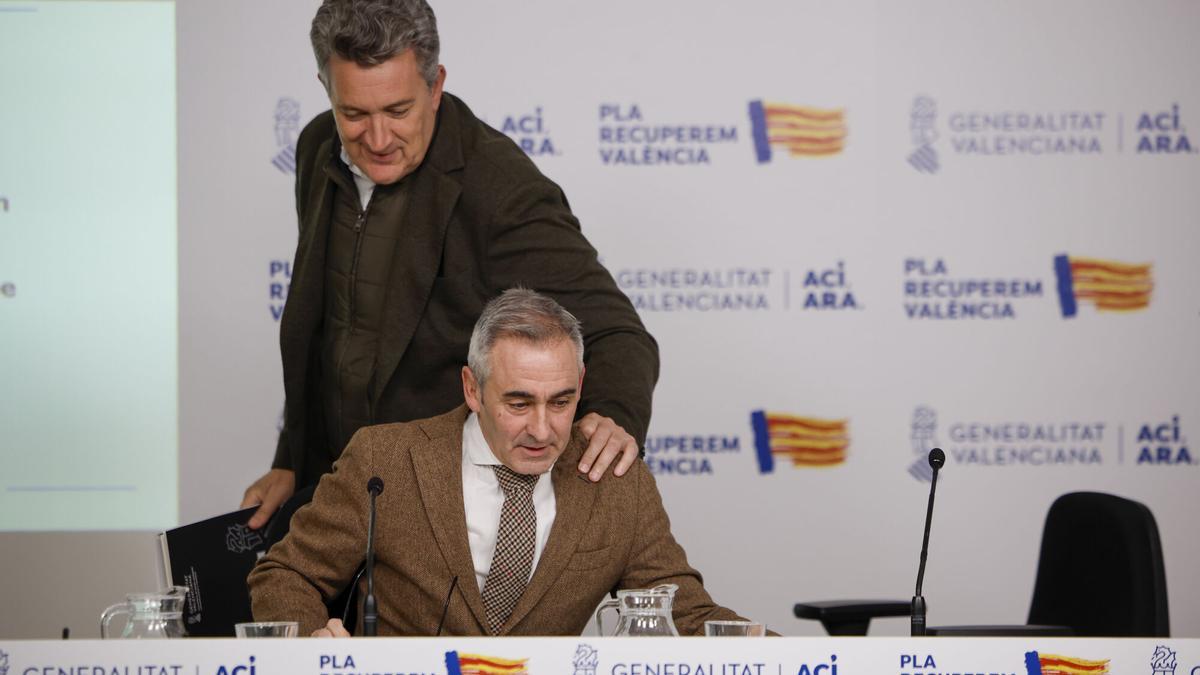 GRAFCVA1390. VALENCIA, 26/12/2025.- El portavoz del Consell, Miguel Barrachina, y el vicepresidente para la Recuperación y conseller de Medio Ambiente, Infraestructuras y Territorio, Vicente Martinez Mus (de pie), a su llegada a la rueda de prensa ofrecida tras la sesión plenaria semanal. EFE/Biel Aliño