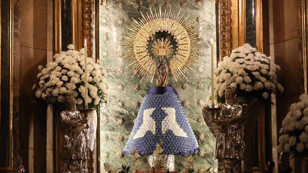 La Virgen del Pilar con el manto hecho de 1.536 piezas de papel.