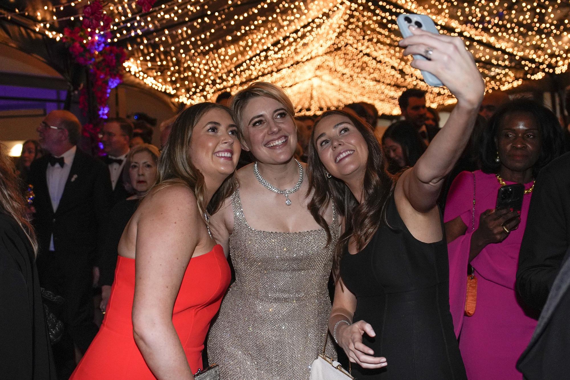 Greta Gerwig, center, attends the Governors Ball after the Oscars on Sunday, March 10, 2024, at the Dolby Theatre in Los Angeles. (AP Photo/John Locher) Associated Press/LaPresse Only Italy and Spain / EDITORIAL USE ONLY/ONLY ITALY AND SPAIN