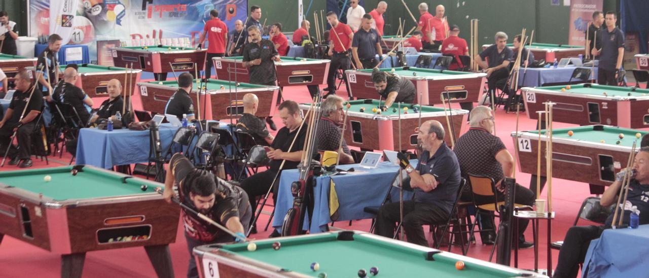 Una panorámica del campeonato de Billar Pool en el pabellón de Rodeira.