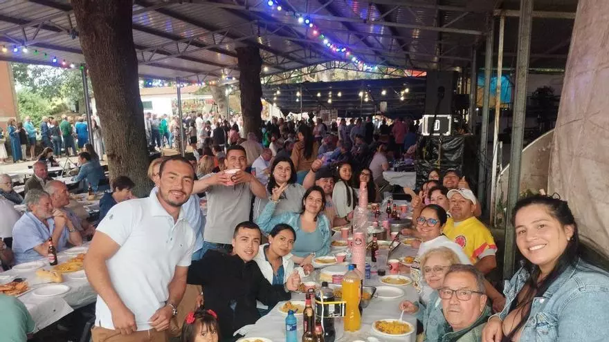 VÍDEO: Un San Pedro para el recuerdo en Mallecina, la parroquia de Salas reparte mil raciones de paella en la fiesta: "No recuerdo ver tanto ambiente"