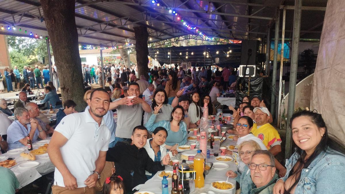 VÍDEO: Un San Pedro para el recuerdo en Mallecina, la parroquia de Salas reparte mil raciones de paella en la fiesta: "No recuerdo ver tanto ambiente"
