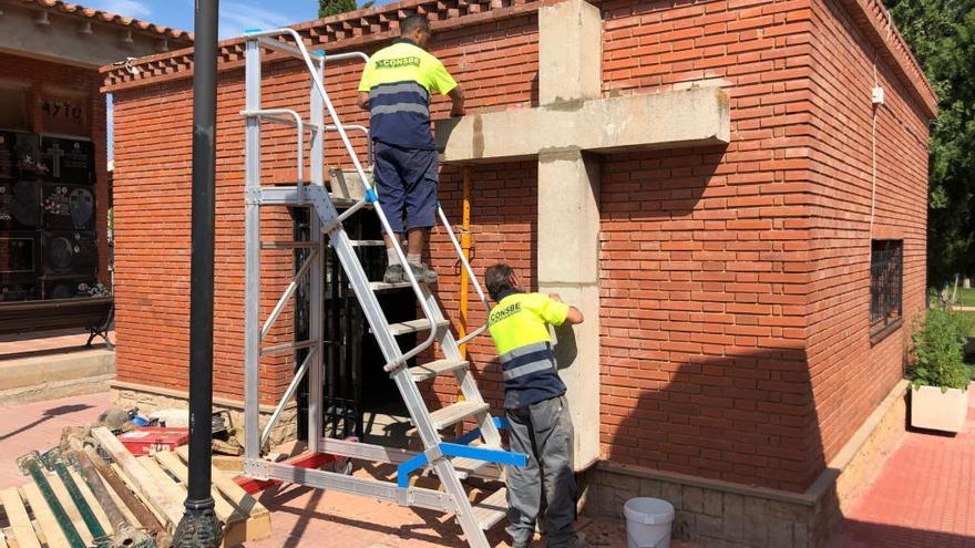 La cruz, ya restaurada, se recolocó en el interior del cementerio.