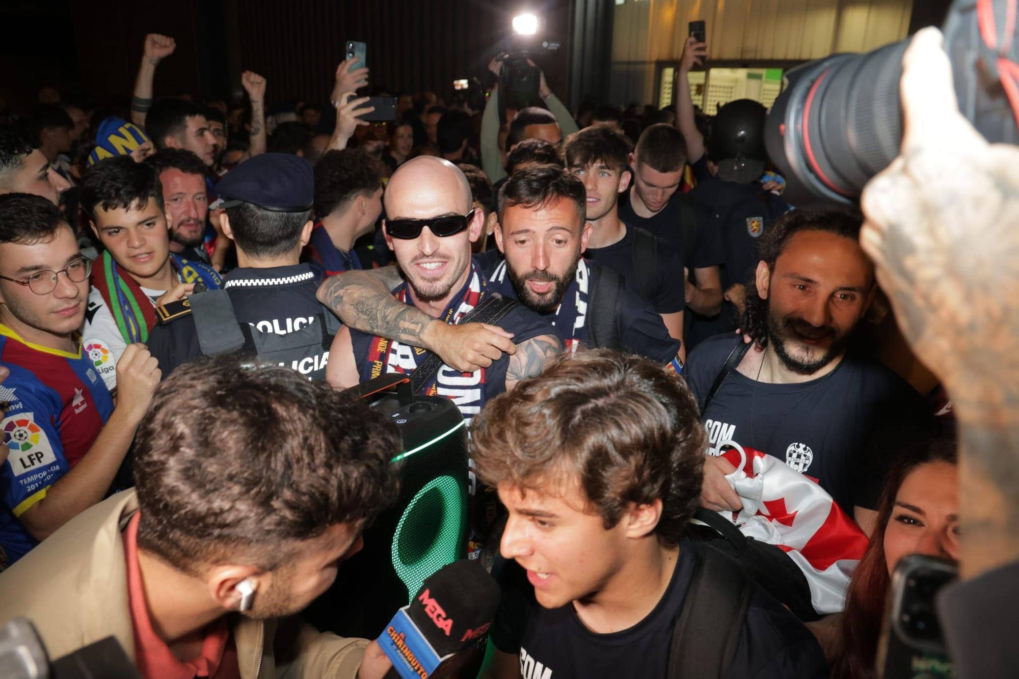 El Levante Ud llega a València tras conseguir el ascenso en Burgos