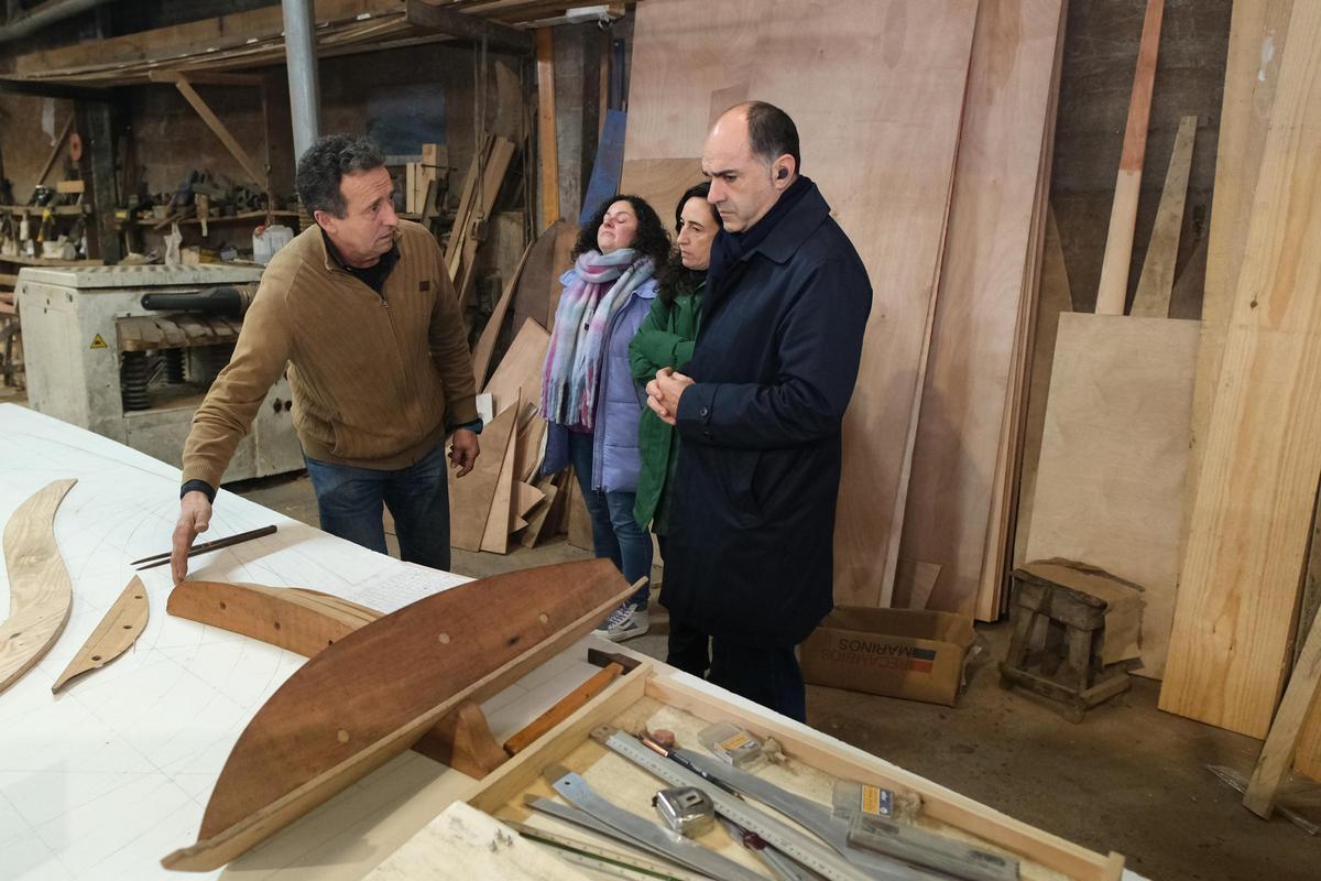 Alfredo Fernández Ríos, dereita, este xoves en Astilleros Catoira, en Rianxo.