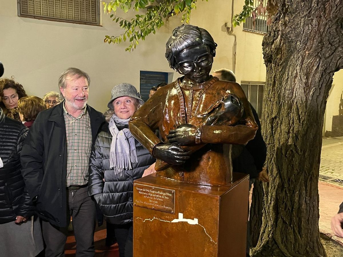 El busto de Doña Eugenia presidiendo la plaza que lleva su nombre.