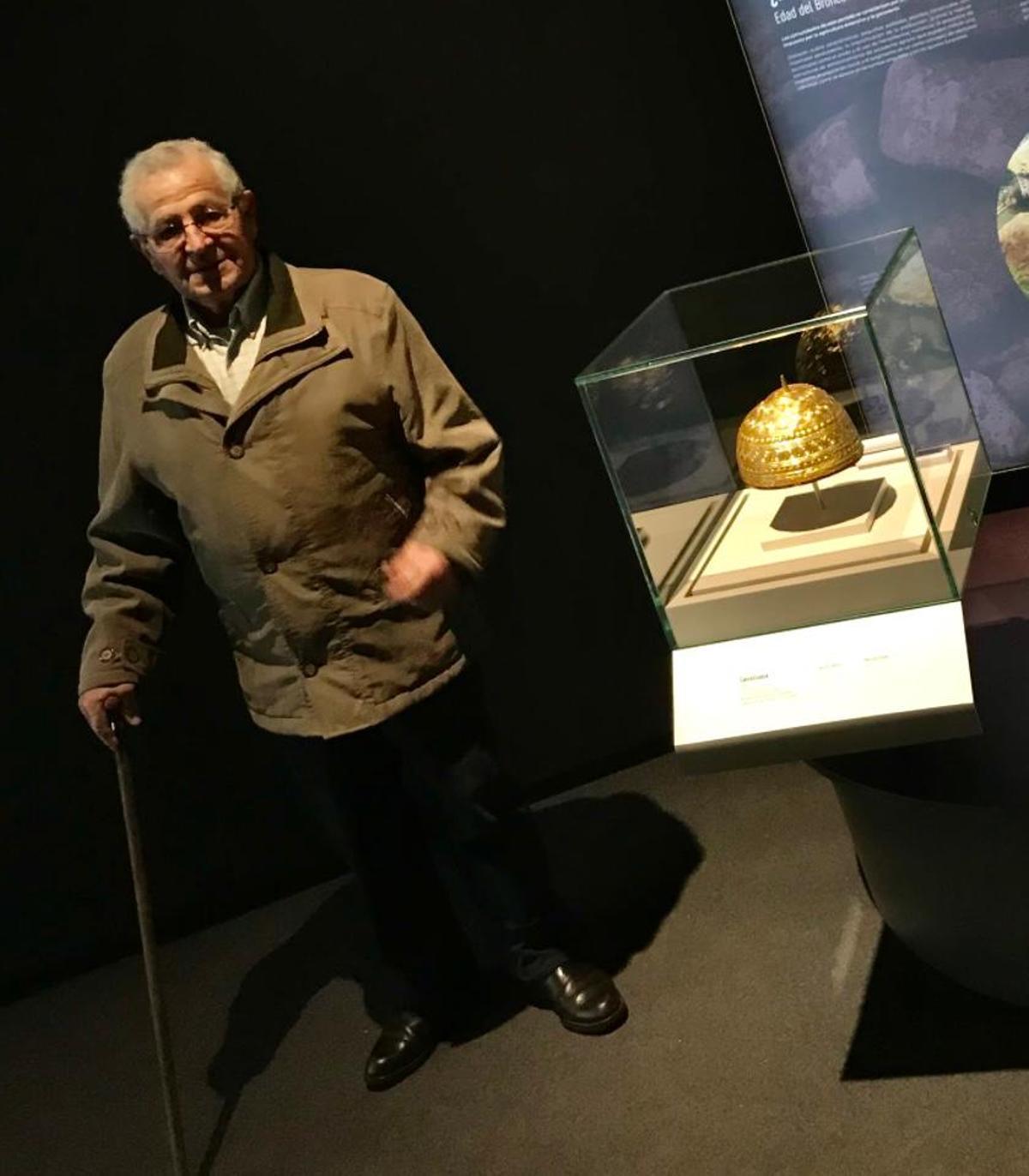 José María Vicente, ante el casco de oro, que se expone en el Museo Arqueolóxico de San Antón.
