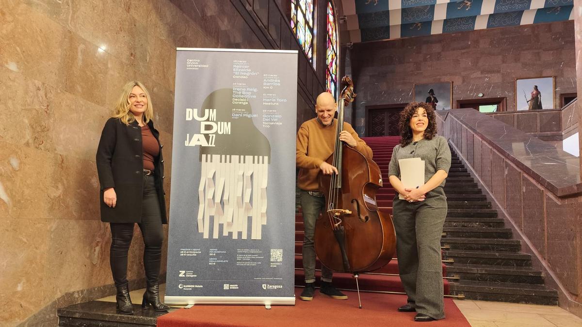 Marimar Delgado, Susana Gil y el contrabajista Javier Callén en el acto de presentación del V Dum Dum Jazz