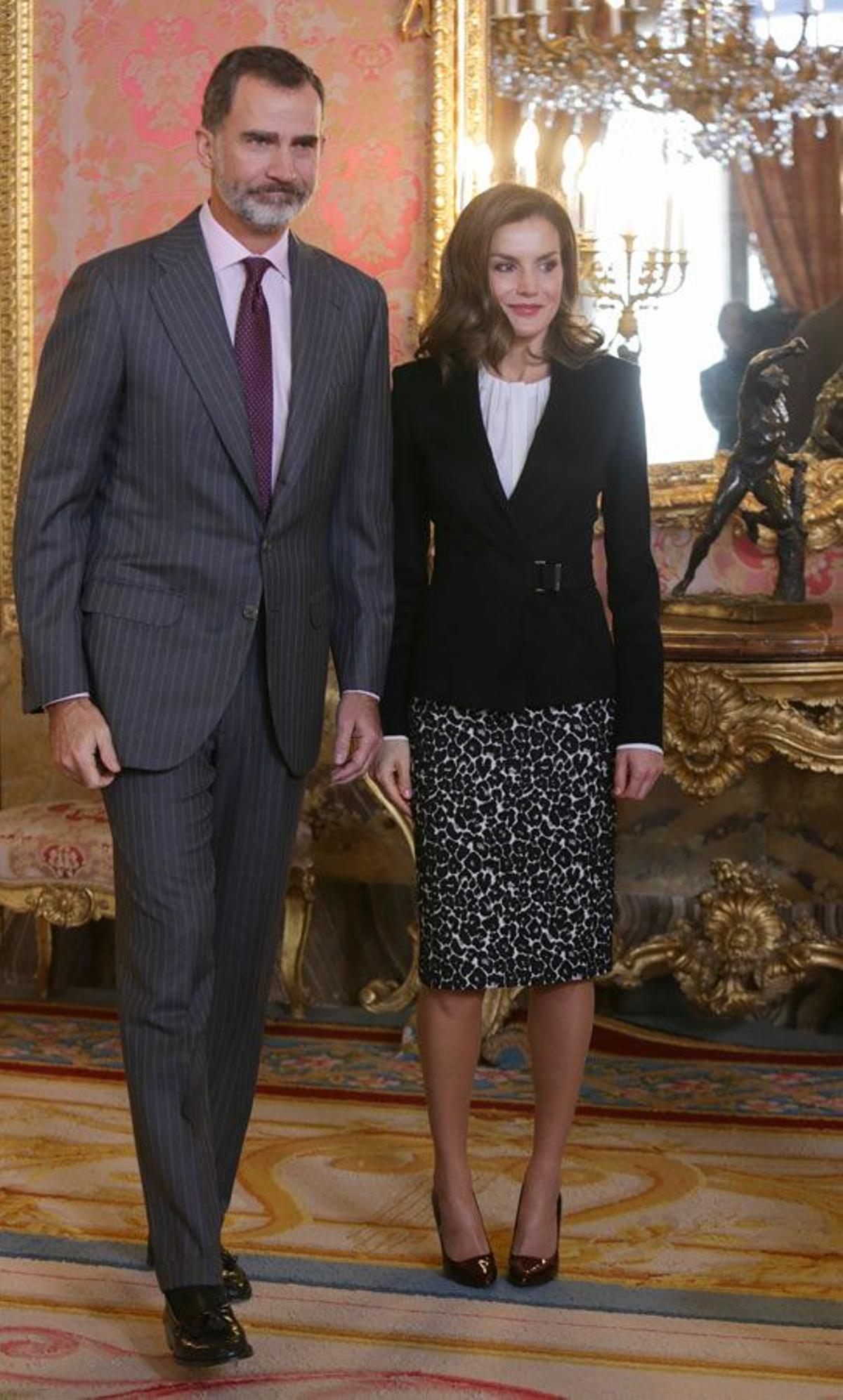 Letizia Ortiz con falda de leopardo junto a Felipe VI en Madrid