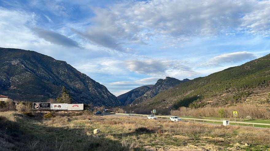 Una part dels terrenys que ocuparà el polígon Vilansats d'Organyà (Alt Urgell) amb la carretera C-14 al fons