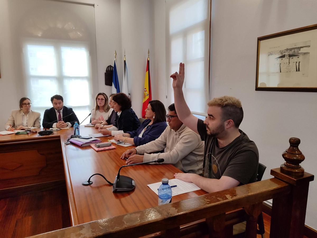 El concejal no adscrito del Concello de Bueu, Daniel Chapela, vota en contra de la ordenanza fiscal de tarifas de la piscina municipal de As Lagoas.