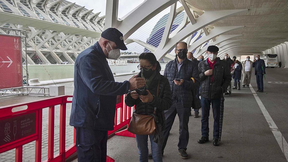 Varias personas guardan cola para la vacunación en el Príncipe Felipe la semana pasada.  | JM LÓPEZ