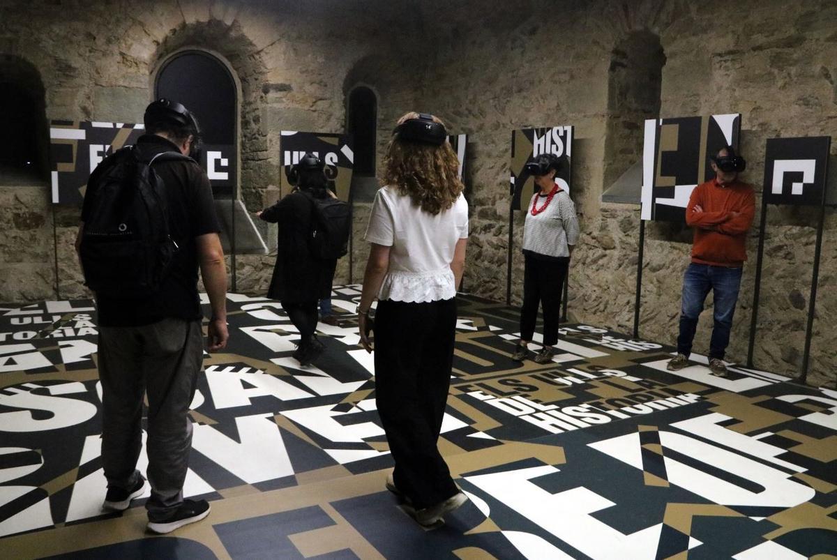 Un grup de persones fent l'experiència immersiva.