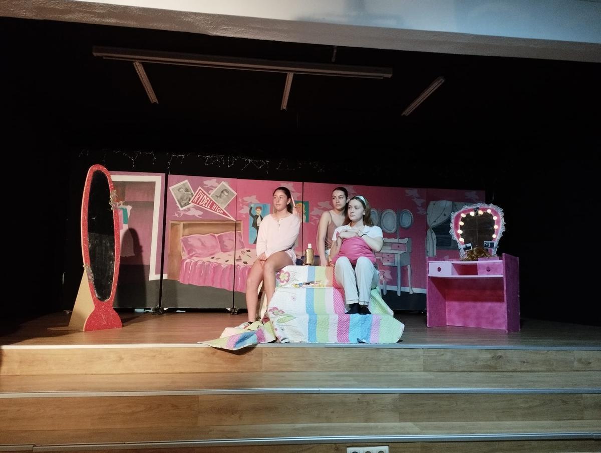 Tres de las actrices del musical &quot;Grease&quot; en plena escena.