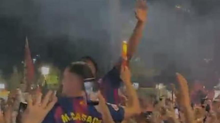 ¡Locura! Balde y Casadó celebraron con la afición en Plaça Catalunya