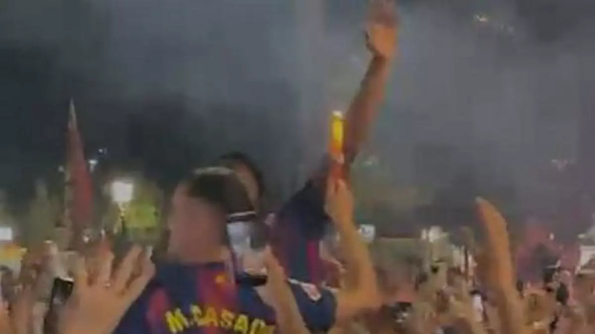 Casadó lo vuelve a hacer: ídolo de masas en Plaça Catalunya con el 'fichaje' de Balde
