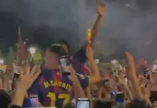 Casadó lo vuelve a hacer: ídolo de masas en Plaça Catalunya con el 'fichaje' de Balde