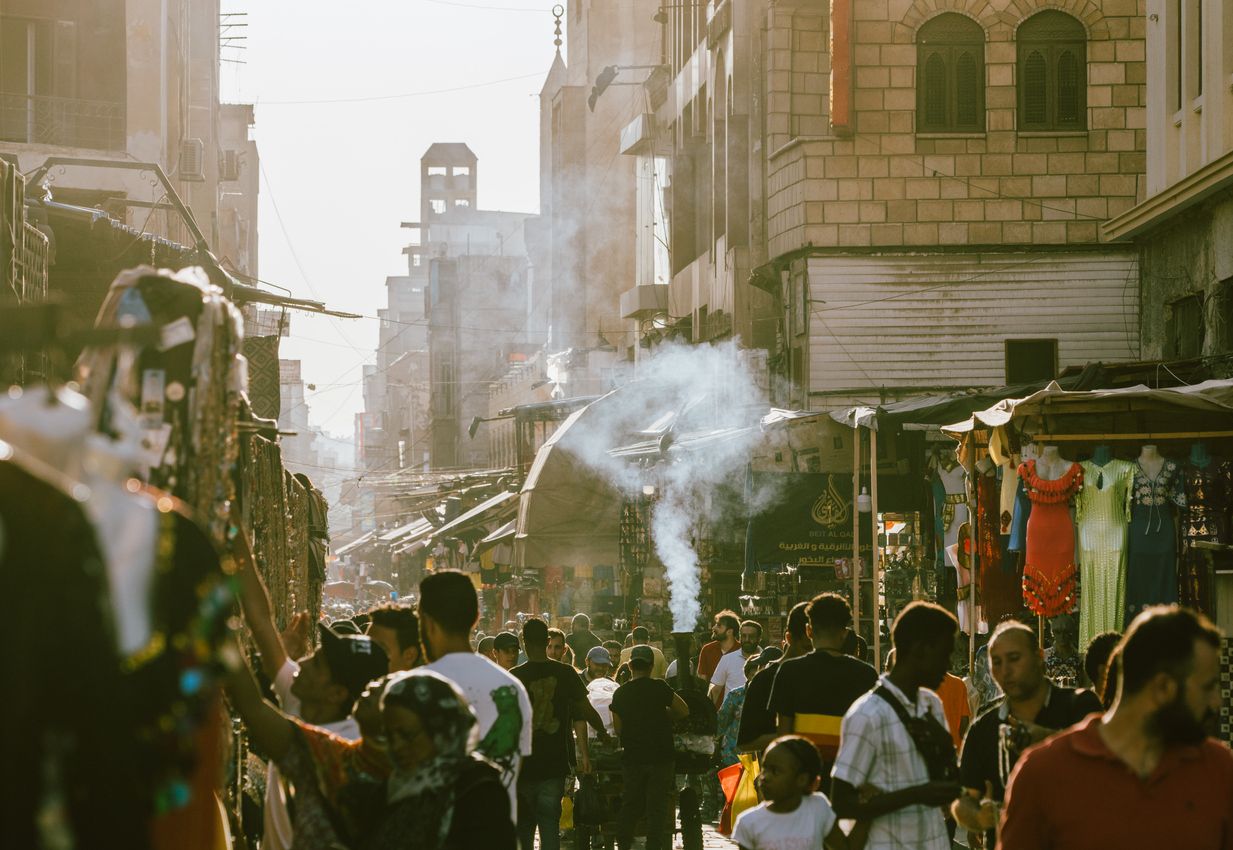Turistas en Khan al-khalili Souq en El Cairo