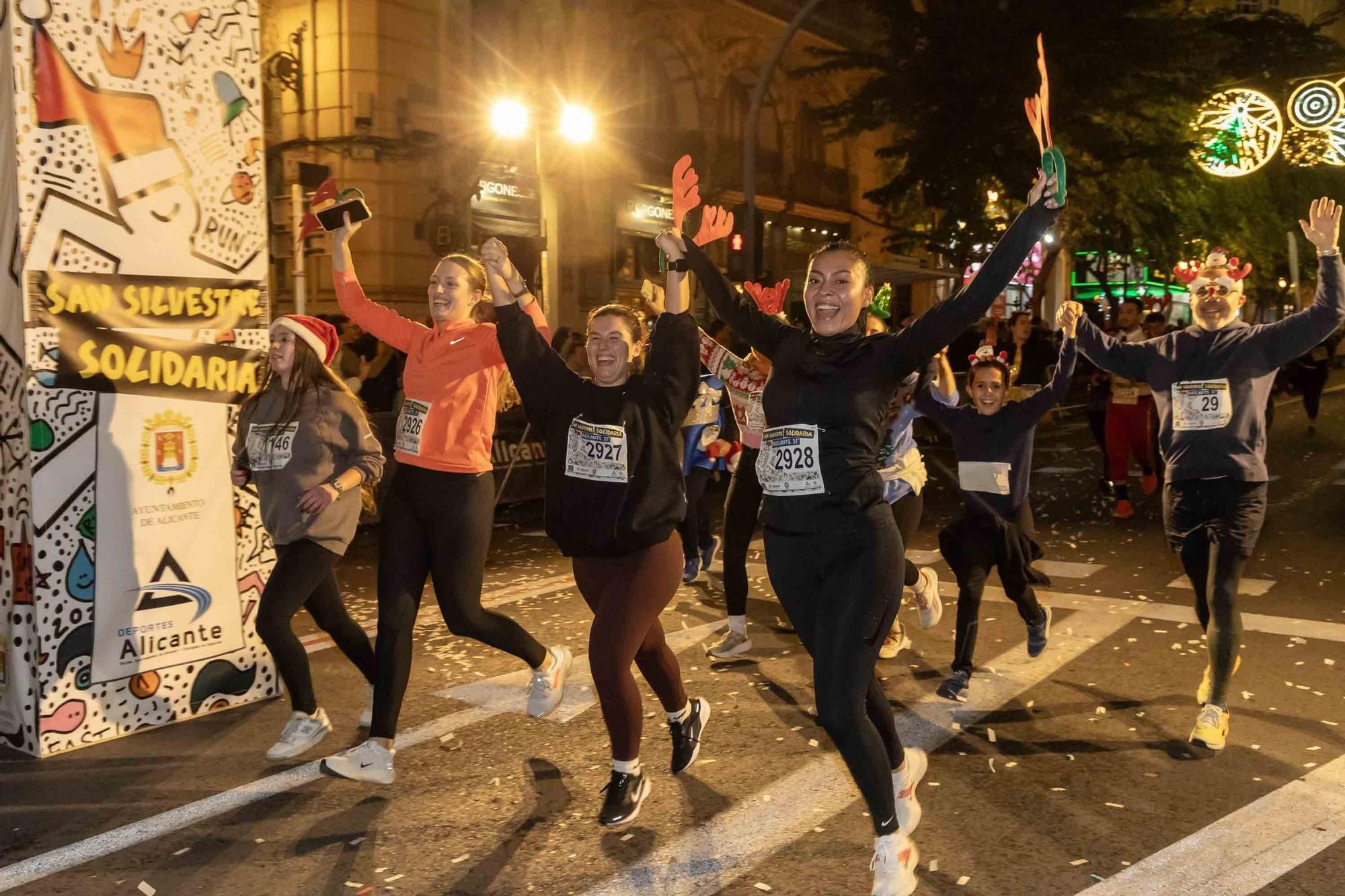 La San Silvestre de Alicante llena de colorido la ciudad