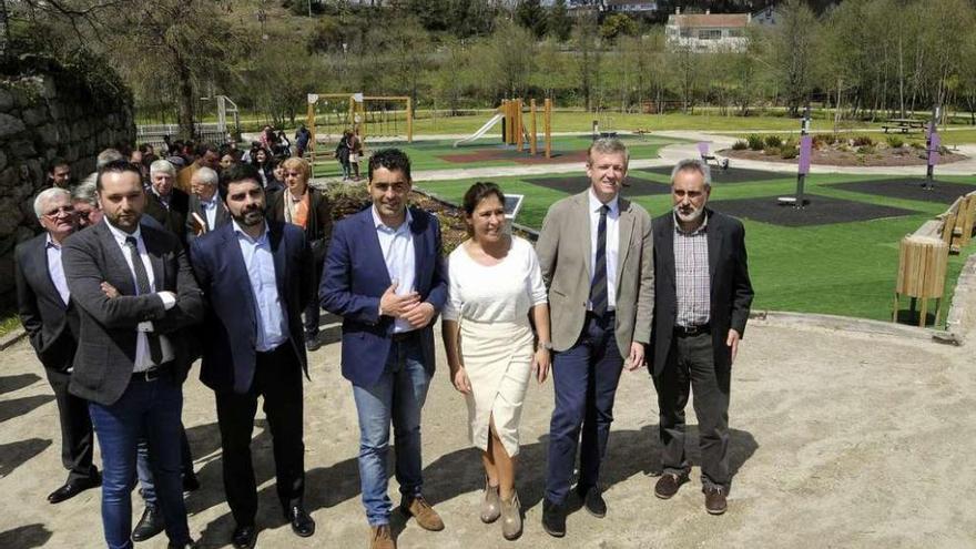 Las autoridades, ayer, en el acto de inauguración del paseo fluvial de Rodeiro. // Bernabé/Javier Lalín