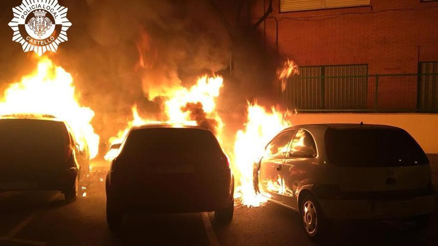 Un incendio calcina cuatro coches de madrugada en la calle Cronista Revest