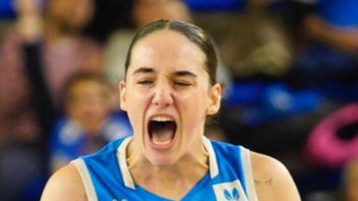 Iyana Martín celebra una acción ante el Valencia. | FEB