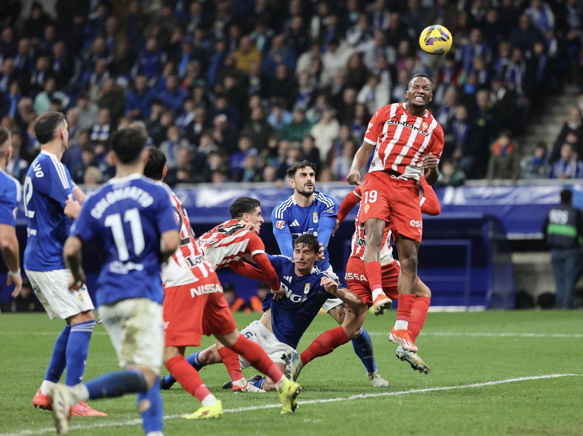 Así fue el derbi asturiano: todas las fotos del encuentro entre el Oviedo y el Sporting en el Tartiere