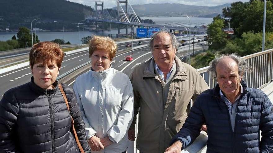 Los usuarios que se negaron a pagar el peaje de Rande, ayer, con la autopista y el viaducto detrás. // M.G. Brea