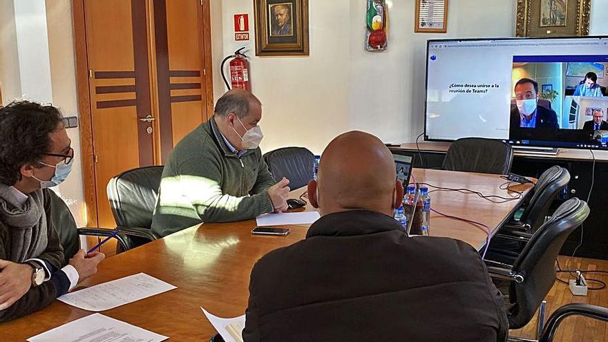 Reunión telemática entre representantes municipales de San Martín y de la Confederación Hidrográfica del Cantábrico.