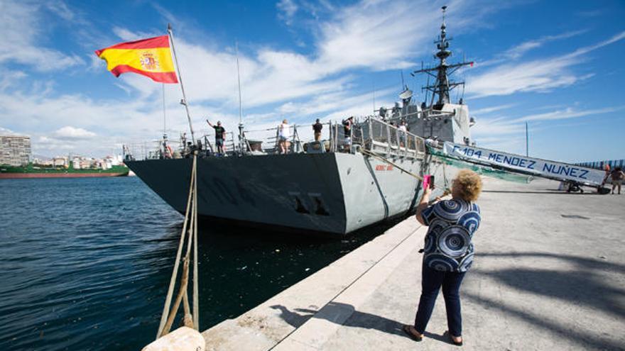 La fragata atracada en Alicante