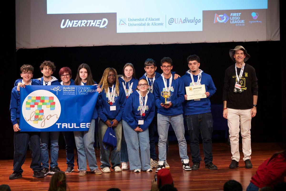 L'equip Taulego del col·legi La Puríssima de Torrent després d'aconseguir el premi valors a la final autonòmica de la First Lego League d'Alacant.