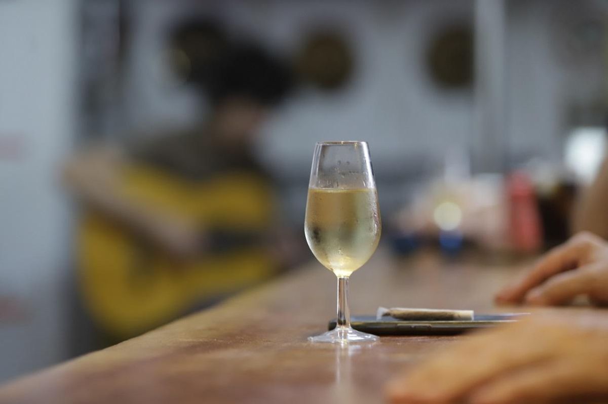 Una copa de fino en la barra de una taberna cordobesa.